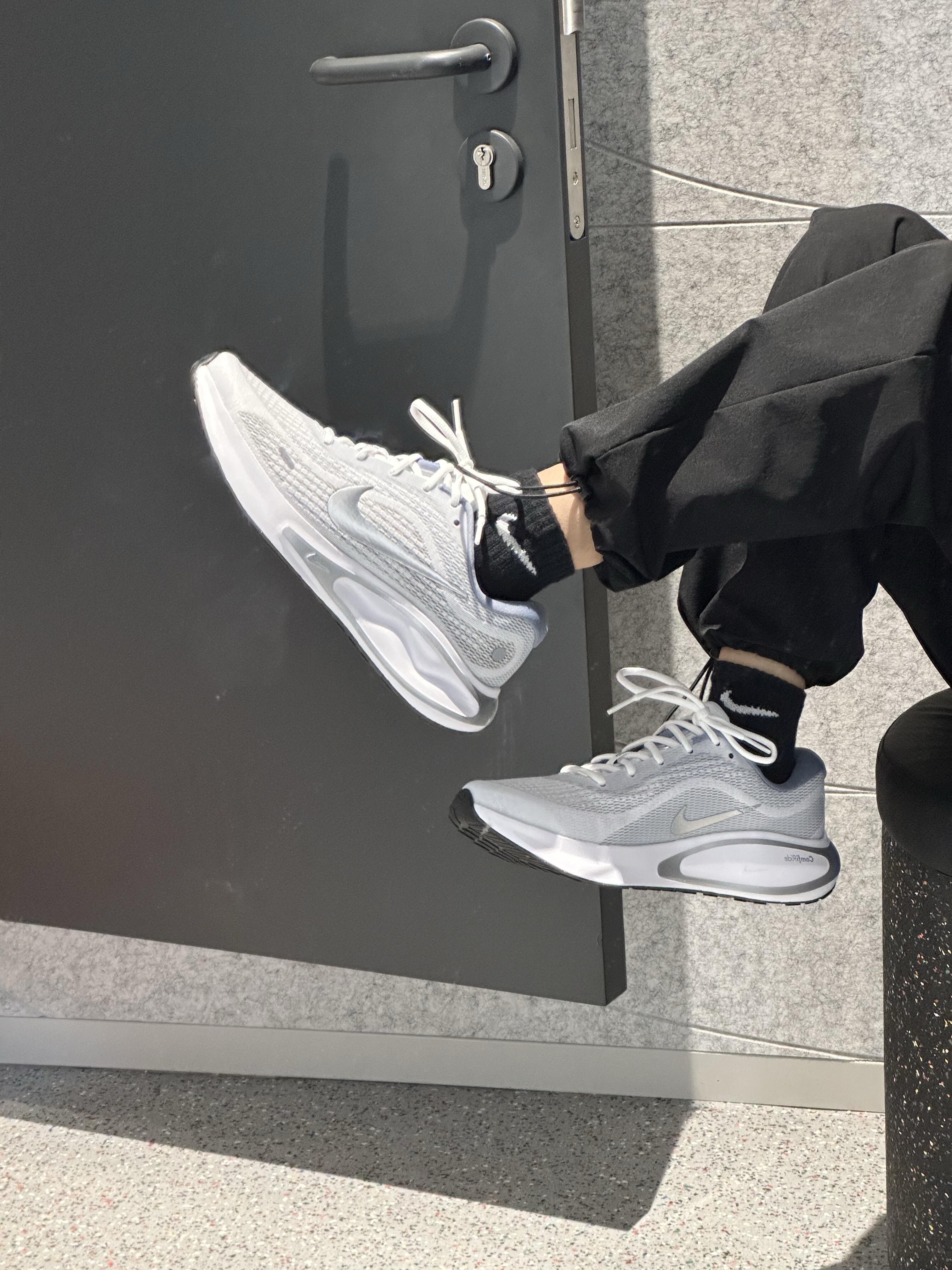 这双Nike跑鞋真的把夏日清爽感玩明白了🤍雾面灰调网纱+银色Swoosh,干净又高级,像踩在云朵